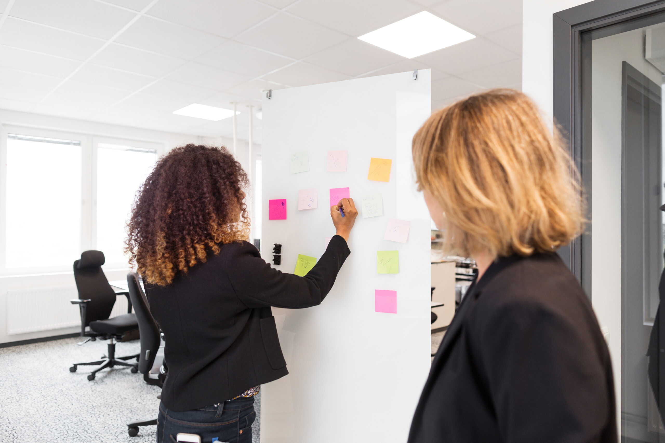 Blij kijkend naar computerscherm